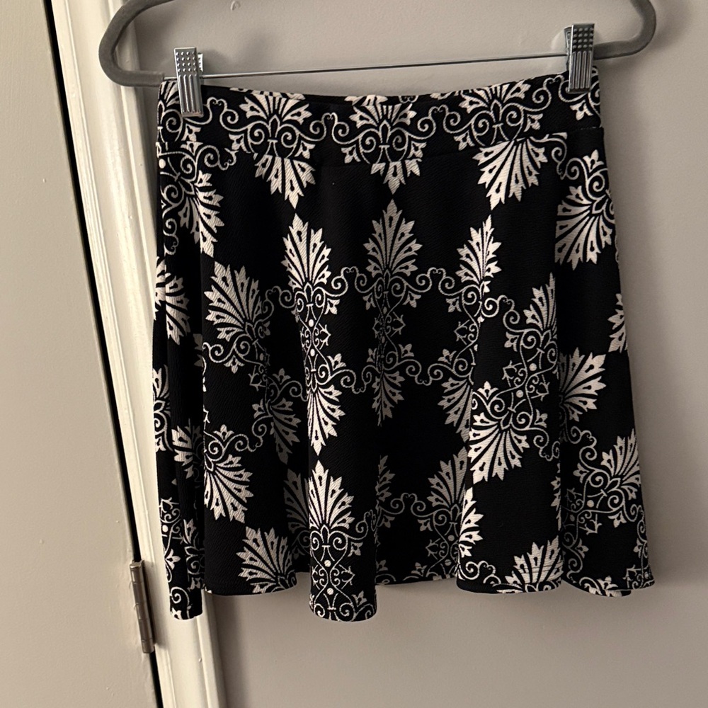 Chic Black and White Patterned Skater Skirt